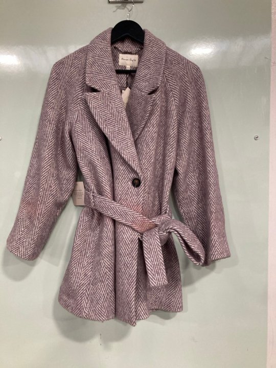 Lot 46  
            Marchington SR13 - Parcel Delivery Only 

                
PHASE EIGHT NIAMH WRAP COAT IN LILAC-UK SIZE 12-ORIGINAL RRP £189.00: LOCATION - ...