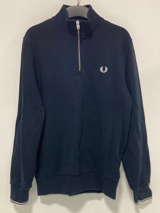 Lot 482  
            Marchington SR13 - Parcel Delivery Only 

                
FRED PERRY 1/4 ZIP SWEATER IN NAVY - SIZE: SMALL: LOCATION - H2