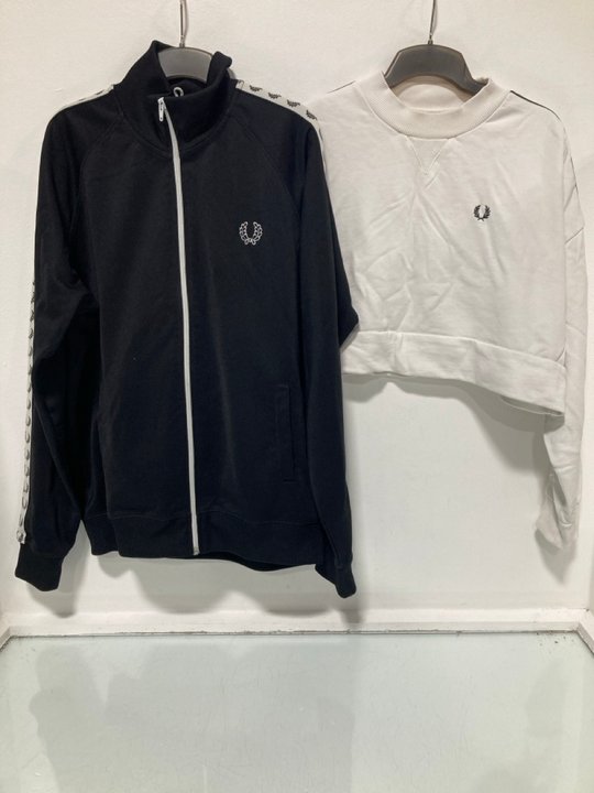 Lot 485  
            Marchington SR13 - Parcel Delivery Only 

                
FRED PERRY CROP SWEATER IN WHITE - UK SIZE: 10 TO INCLUDE FRED PERRY ZIPPED TRACK...