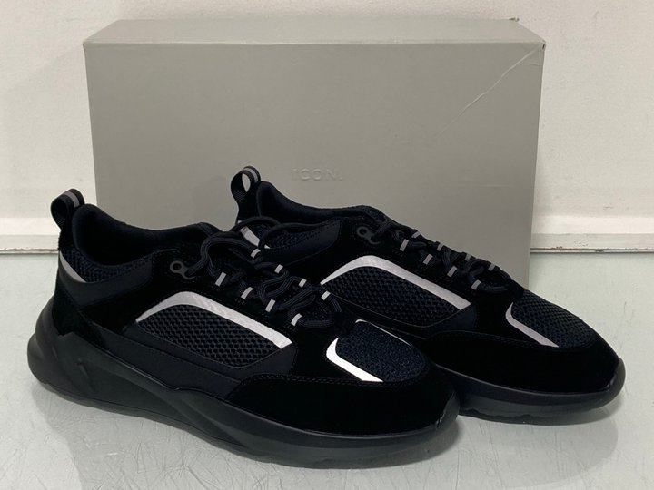 Lot 488  
            Marchington SR13 - Parcel Delivery Only 

                
ICON THE AREZZO RUNNER IN BLACK - UK SIZE: 10 - ORIGINAL RRP: £120.00: LOCATION - H2