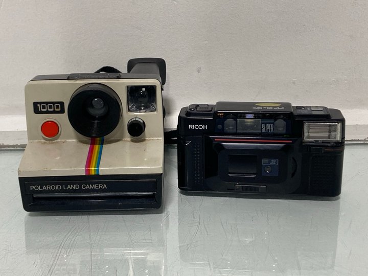 Lot 492  
            Marchington SR13 - Parcel Delivery Only 

                
POLAROID LAND CAMERA TO INCLUDE RICOH FF-3 AF 35MM POINT AND SHOOT FILM CAMERA: L...