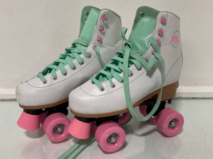 Lot 504  
            Marchington SR13 - Parcel Delivery Only 

                
MIA SKATES QUAD ROLLER SKATES IN WHITE - UK SIZE: 3-5: LOCATION - H2
