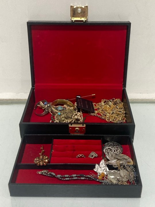 Lot 523  
            Marchington SR13 - Parcel Delivery Only 

                
A VINTAGE SILVER COLOURED RING SET WITH AN OPALESCENT STONE, WITH BOX: LOCATION - H1