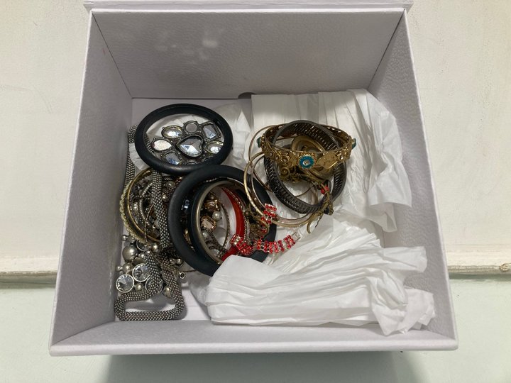 Lot 525  
            Marchington SR13 - Parcel Delivery Only 

                
A DIOR BOX WITH JEWELLERY CONTENTS: LOCATION - H1