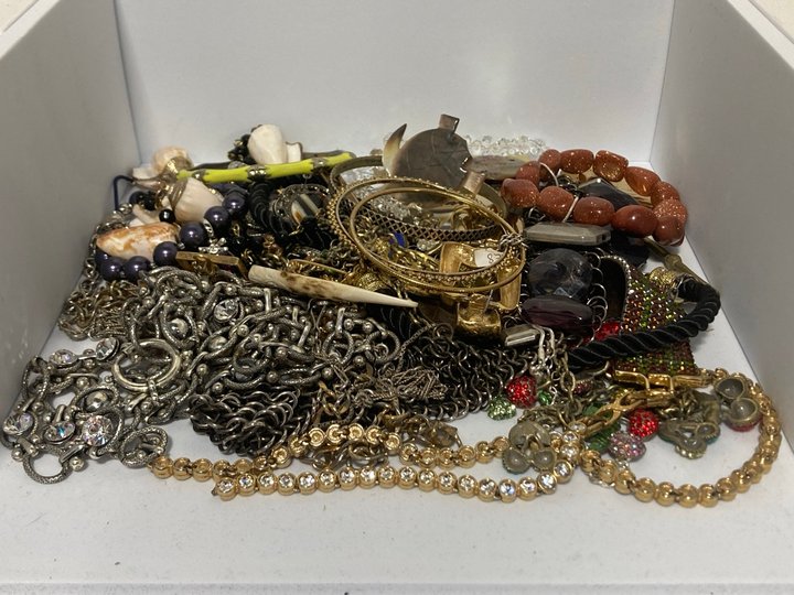 Lot 526  
            Marchington SR13 - Parcel Delivery Only 

                
A DIOR BOX WITH JEWELLERY CONTENTS: LOCATION - H1