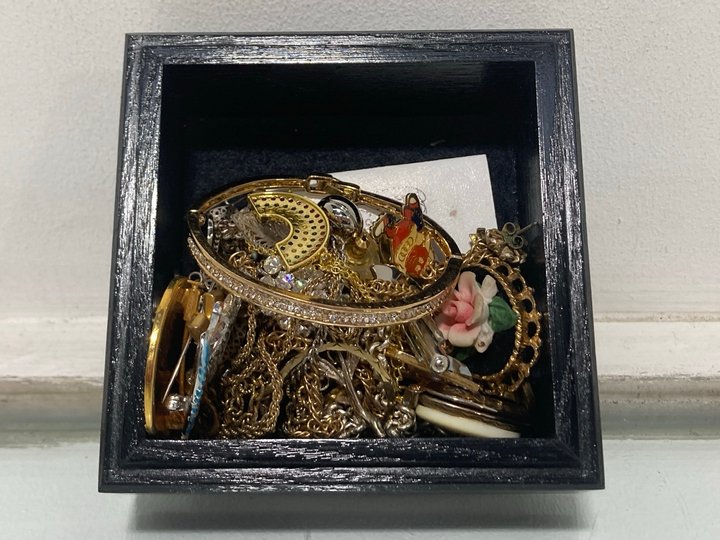 Lot 527  
            Marchington SR13 - Parcel Delivery Only 

                
A CHARLES RENNIE MACKINTOSH ART DECO ENAMELLED JEWELLERY BOX AND CONTENTS: LOCATI...