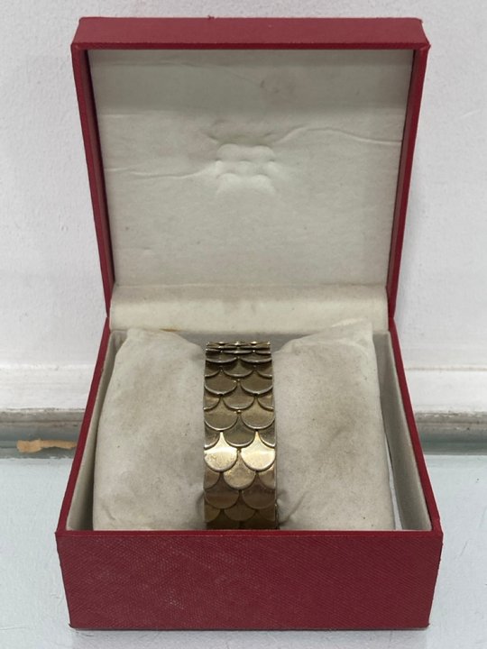 Lot 539  
            Marchington SR13 - Parcel Delivery Only 

                
A HEAVY GOLD COLOURED FISH-SCALE BRACELET, WITH BOX: LOCATION - H1