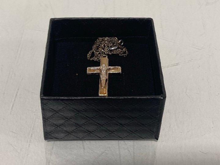 Lot 544  
            Marchington SR13 - Parcel Delivery Only 

                
A VINTAGE SILVER COLOURED CRUFICIX AND CHAIN, WITH BOX: LOCATION - H1