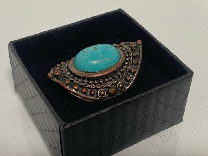 Lot 550  
            Marchington SR13 - Parcel Delivery Only 

                
A SILVER COLOURED RING SET WITH A LARGE BLUE STONE, WITH BOX: LOCATION - H1
