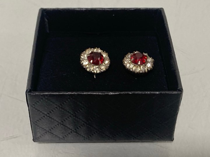 Lot 553  
            Marchington SR13 - Parcel Delivery Only 

                
A PAIR OF VINTAGE EARRINGS, GOLD COLOURED AND SET WITH CLEAR STONES AND TWO LARGE...