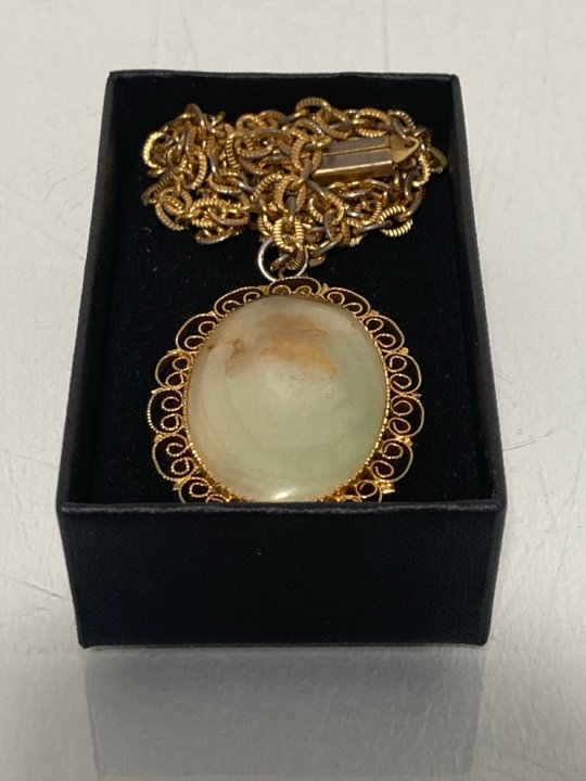 Lot 554  
            Marchington SR13 - Parcel Delivery Only 

                
A VINTAGE AGATE BROOCH WITH A GOLD COLOURED SETTING AND CHAIN, WITH BOX: LOCATION...