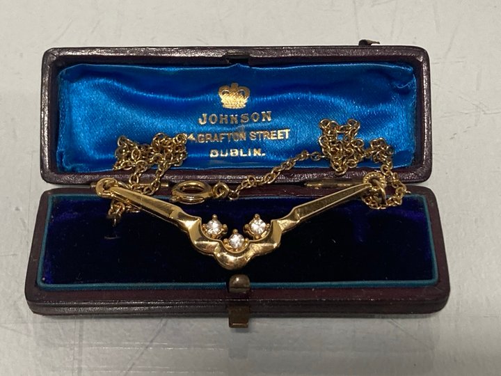 Lot 555  
            Marchington SR13 - Parcel Delivery Only 

                
A VINTAGE GOLD COLOURED NACKLACE AND CHAIN SET WITH CLEAR STONES IN AN ANTIQUE BO...