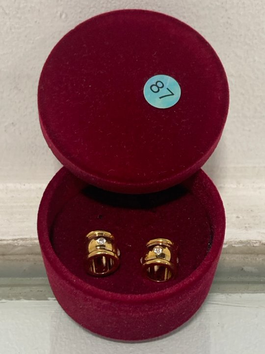 Lot 557  
            Marchington SR13 - Parcel Delivery Only 

                
A PAIR OF VINTAGE TANKARD STYLE EARRINGS, GOLD COLOURED AND SET WITH CLEAR STONES...