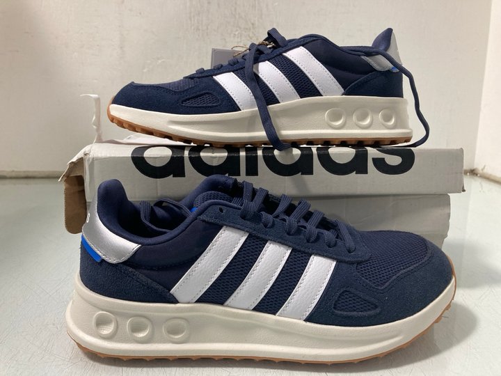 Lot 55  
            Marchington SR13 - Parcel Delivery Only 

                
ADIDAS RUN 84 SNEAKERS IN BLUE/WHITE - UK SIZE: 7: LOCATION - WH1