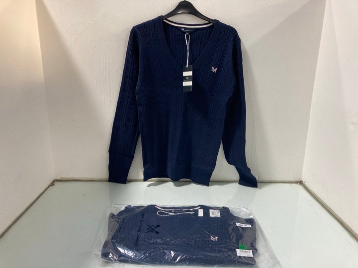 Lot 56  
            Marchington SR13 - Parcel Delivery Only 

                
2 X CREW CLOTHING COMPANY COTTON CABLE V-NECK SWEATER IN NAVY - UK SIZE: 12: LOCA...