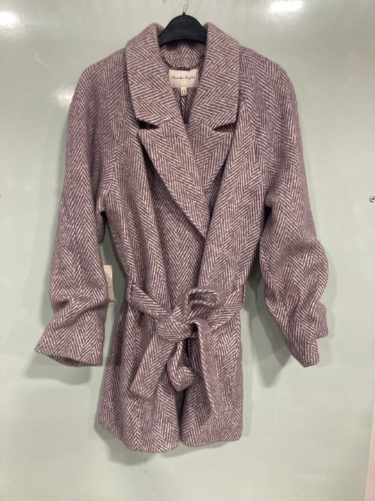Lot 575  
            Marchington SR13 - Parcel Delivery Only 

                
PHASE EIGHT NIAMH WRAP COAT IN LILAC - UK SIZE: 12 - ORIGINAL RRP: £189.00: LOCAT...
