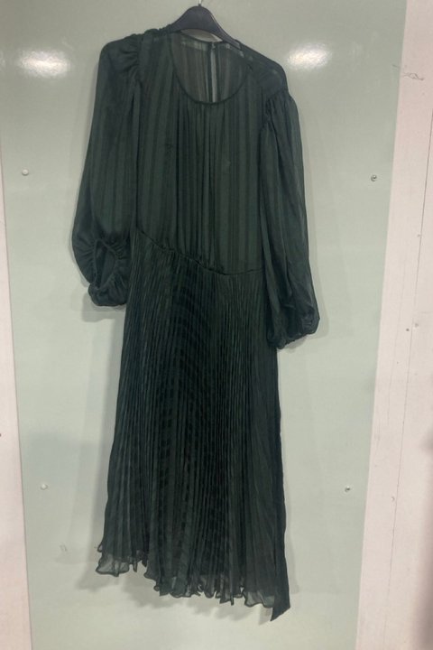 Lot 576  
            Marchington SR13 - Parcel Delivery Only 

                
PHASE EIGHT MIDI PLEATED DRESS IN EMERALD - UK SIZE: 18: LOCATION - G1