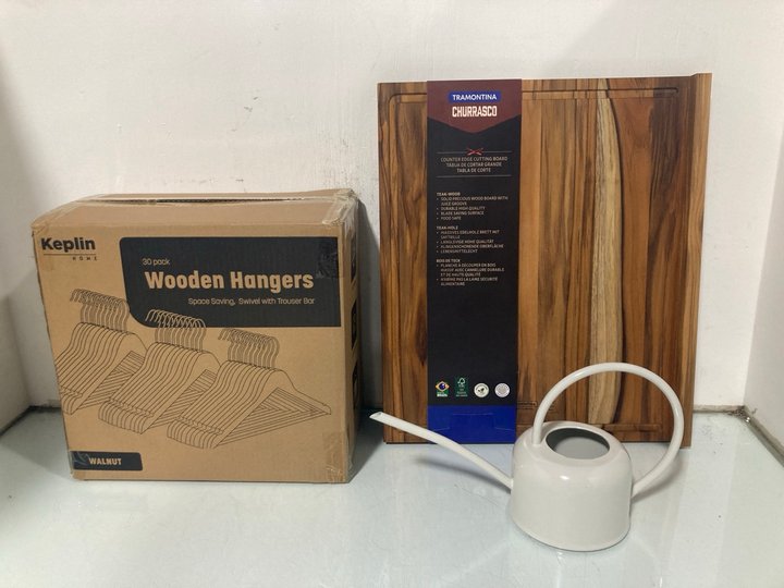 Lot 588  
            Marchington SR13 - Parcel Delivery Only 

                
3 X ASSORTED HOUSEHOLD ITEMS TO INCLUDE KAPLIN BOX OF WOODEN HANGERS: LOCATION - G1