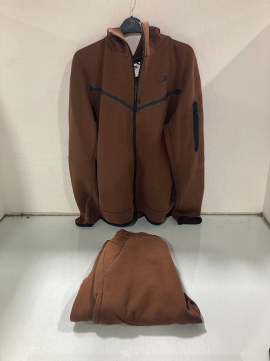 Lot 593  
            Marchington SR13 - Parcel Delivery Only 

                
NIKE SPORTSWEAR TECH FLEECE WINDRUNNER IN BROWN COMPLETE WITH MATCHING JOGGERS - ...