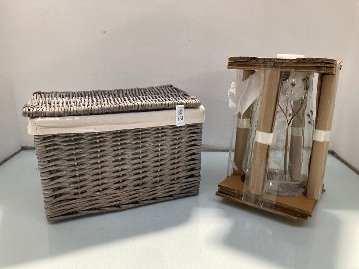 Lot 651  
            Marchington SR13 - Parcel Delivery Only 

                
WICKER HAMPER IN GREY TO INCLUDE HAND BLOWN GLASS VASE: LOCATION - G5