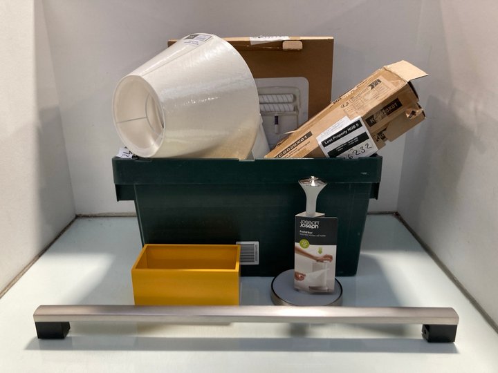 Lot 662  
            Marchington SR13 - Parcel Delivery Only 

                
QTY OF ASSORTED HOUSEHOLD ITEMS TO INCLUDE OKA EMPIRE LINEN LAMPSHADE IN OFF-WHIT...