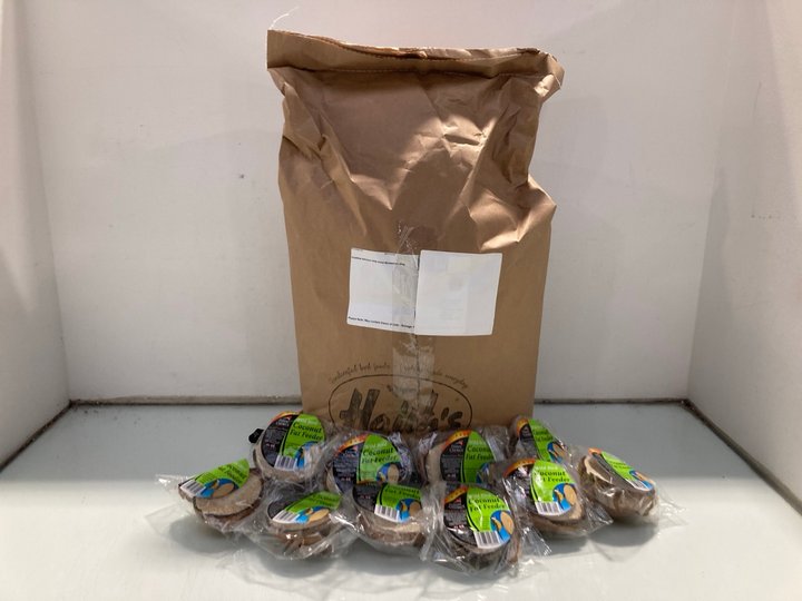 Lot 663  
            Marchington SR13 - Parcel Delivery Only 

                
QTY OF ASSORTED PET ITEMS TO INCLUDE DAWN CHORUS WILD BIRD COCONUT FAT FEEDER: LO...