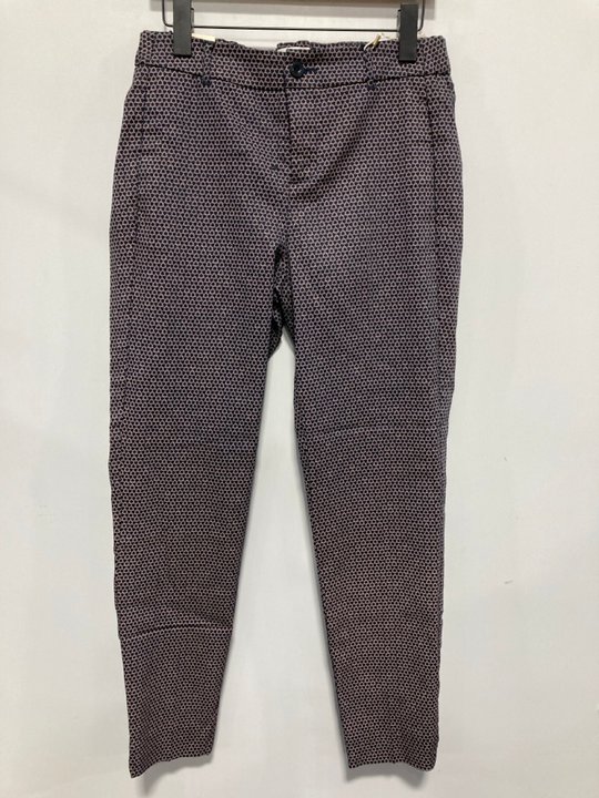 Lot 694  
            Marchington SR13 - Parcel Delivery Only 

                
DRANELLA TESSA TIGHT FIT NARROW LEG TROUSERS IN NAVY - EU 38: LOCATION - G7