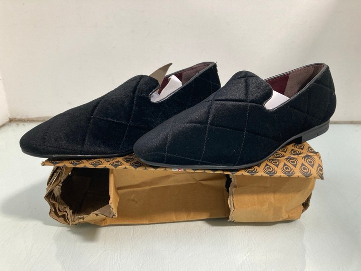 Lot 714  
            Marchington SR13 - Parcel Delivery Only 

                
THOMAS CRICK GAMBLE VELVET QUILTED LOAFERS IN BLACK - UK 11: LOCATION - G9