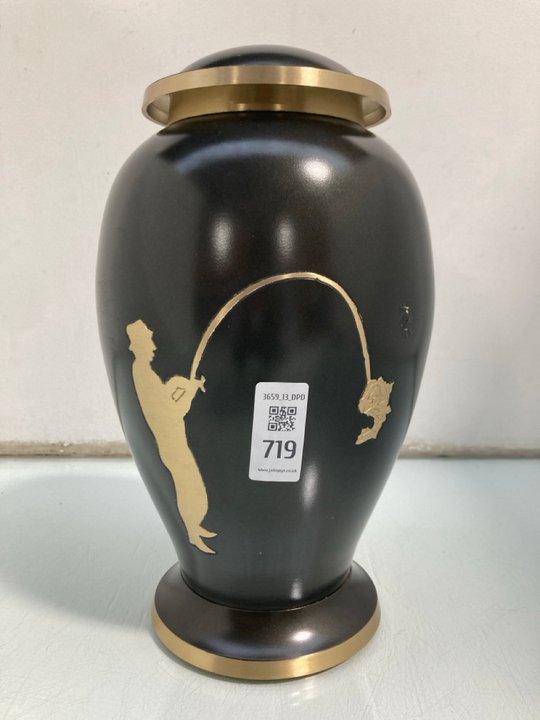 Lot 719  
            Marchington SR13 - Parcel Delivery Only 

                
LARGE MEMORIAL URN IN BRASS/BLACK: LOCATION - G9