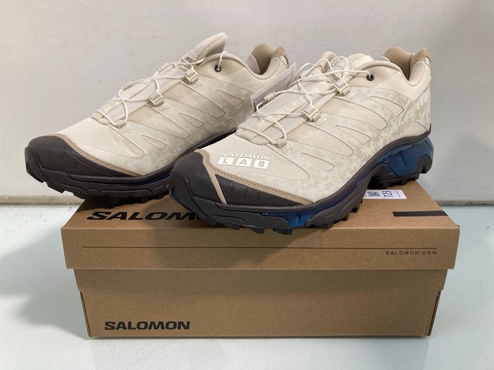 Lot 723  
            Marchington SR13 - Parcel Delivery Only 

                
SALOMON XT-4 OG PROTECTIVE TRAINERS IN VANILLA ICE/BLACK - UK 12.5 - ORIGINAL RRP...