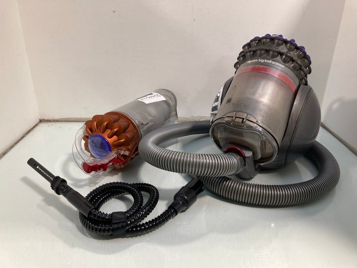 Lot 726  
            Marchington SR13 - Parcel Delivery Only 

                
DYSON BIG BALL ANIMAL CYLINDER VACUUM CLEANER TO ALSO INCLUDE REPLACEMENT DYSON U...