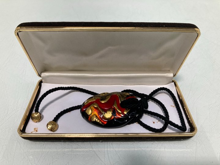Lot 746  
            Marchington SR13 - Parcel Delivery Only 

                
A MURANO GLASS PENDANT, WITH BOX: LOCATION - G10