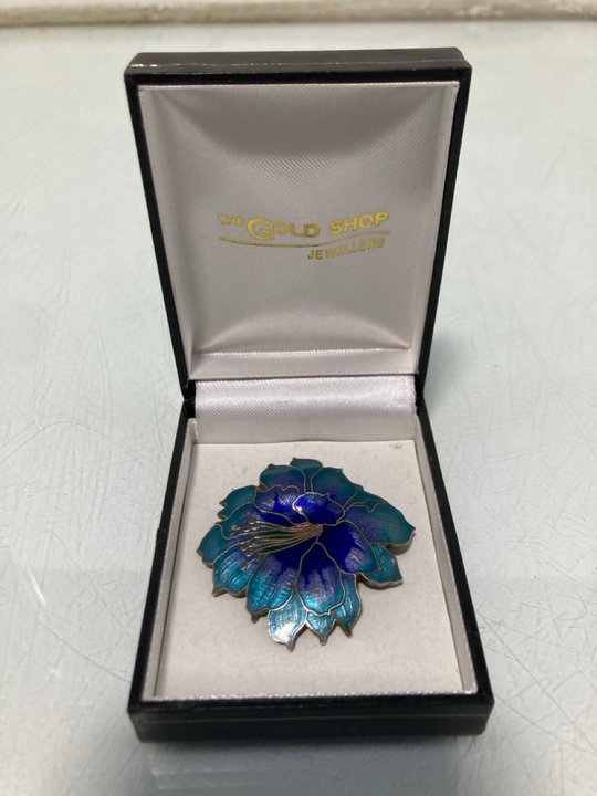 Lot 747  
            Marchington SR13 - Parcel Delivery Only 

                
A LARGE CLOISONNE BROOCH, WITH BOX: LOCATION - G10