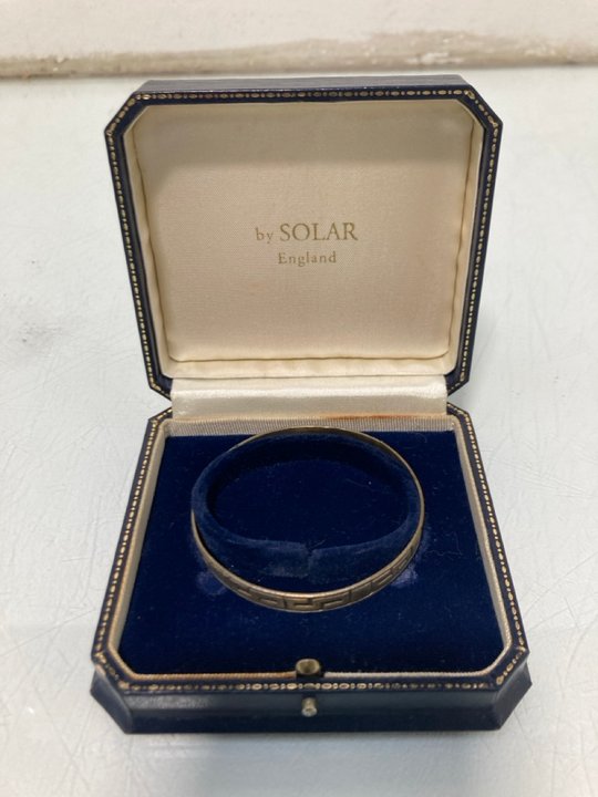 Lot 749  
            Marchington SR13 - Parcel Delivery Only 

                
A SILVER COLOURED BRACCELET MARKED 'MEXICO', WITH BOX: LOCATION - G10