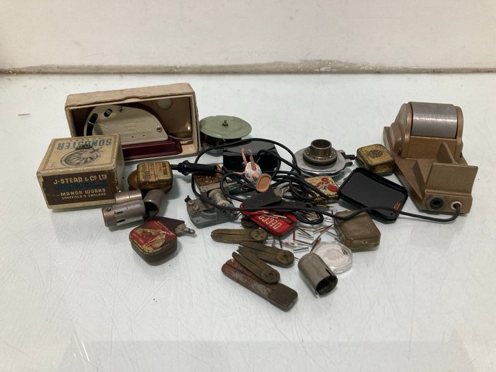 Lot 755  
            Marchington SR13 - Parcel Delivery Only 

                
LG QTY OF ANTIQUE GRAMOPHONE AND MUSICAL BOX PARTS AND SPARES TO INCLUDE NEEDLES,...