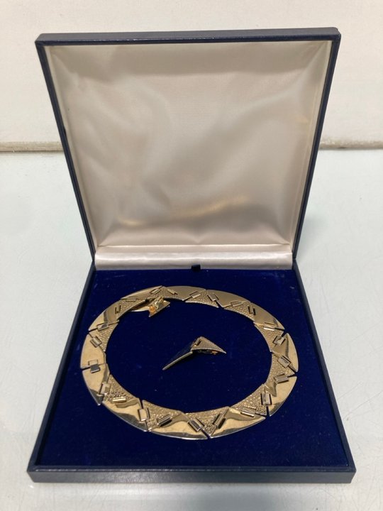Lot 761  
            Marchington SR13 - Parcel Delivery Only 

                
A CARLYLE GOLD COLOURED VINTAGE NECKLACE AND EARRING SET, WITH BOX: LOCATION - G10