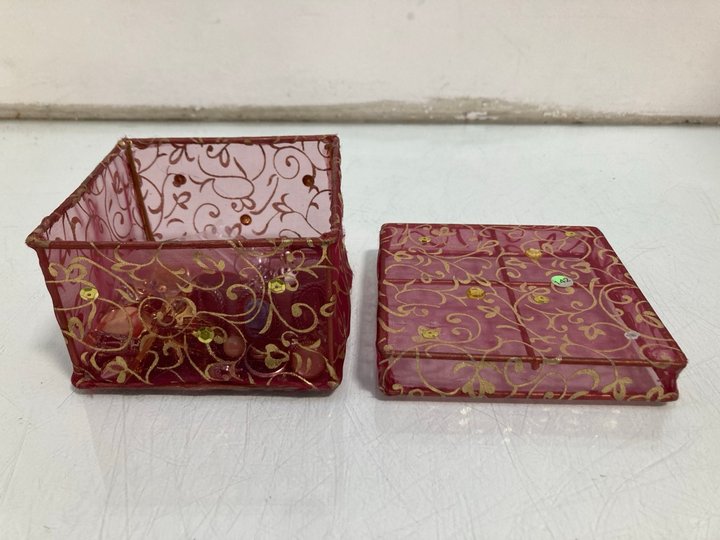 Lot 762  
            Marchington SR13 - Parcel Delivery Only 

                
A BOX CONTAINING ANTIQUE AND VINTAGE JEWELLERY TO INCLUDE RINGS, EARRINGS AND BRO...