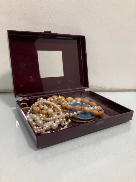 Lot 763  
            Marchington SR13 - Parcel Delivery Only 

                
AN ELIZABETH ARDEN VINTAGE JEWELLERY BOX CONTAINING FAUX PEALRS, NECKLACES AND AN...