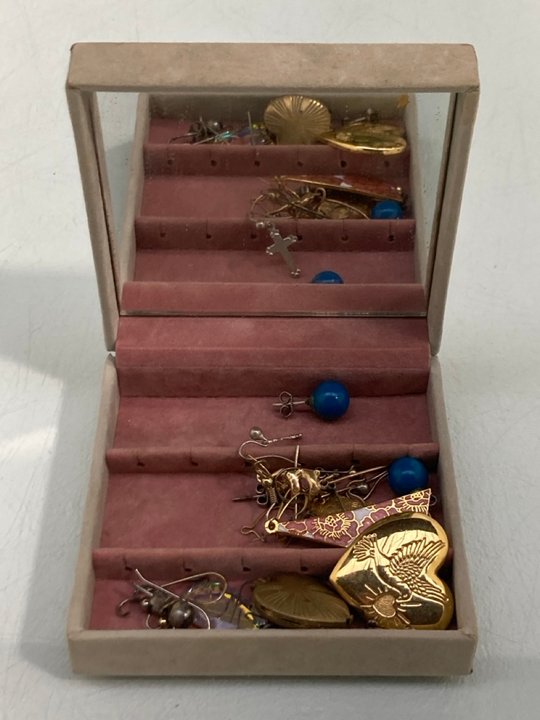 Lot 765  
            Marchington SR13 - Parcel Delivery Only 

                
A SMALL JEWELLERY BOX CONTAINING EARRINGS, A SMALL GOLD COLOURED ANTIQUE LOCKET E...