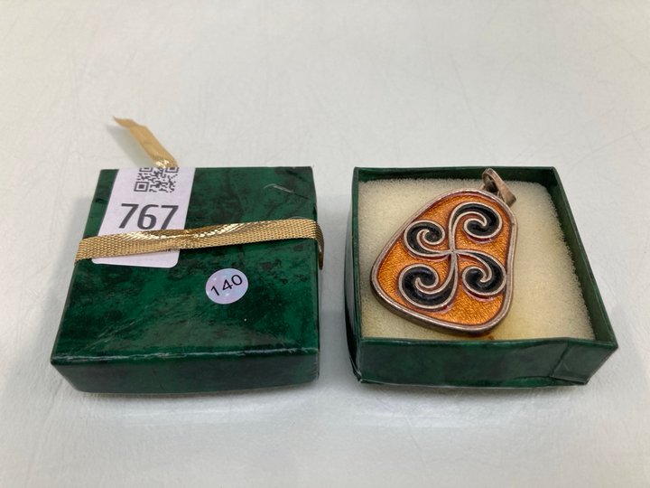 Lot 767  
            Marchington SR13 - Parcel Delivery Only 

                
A HEAVY COILSONNE VINTAGE BROOCH, WITH BOX: LOCATION - G11
