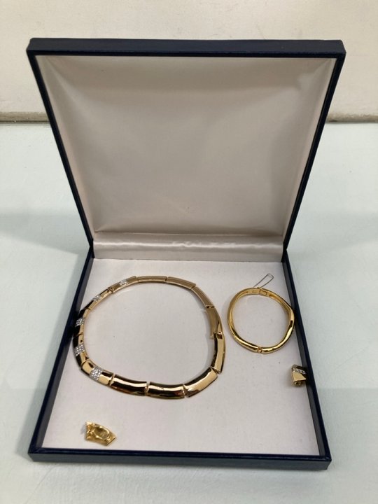 Lot 775  
            Marchington SR13 - Parcel Delivery Only 

                
A GOLD COLOURED CARLYLE NECKLACE, BRACELET AND EARRINGS SET, WITH BOX: LOCATION -...