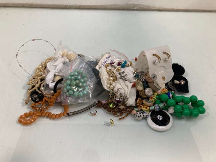 Lot 778  
            Marchington SR13 - Parcel Delivery Only 

                
LG QTY OF ASSORTED VINTAGE JEWELLERY TO INCLUDE PAIRS OF EARRINGS, NECKLACES ETC:...