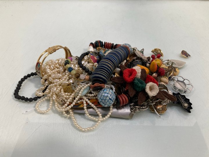 Lot 779  
            Marchington SR13 - Parcel Delivery Only 

                
LG QTY OF ASSORTED VINTAGE JEWELLERY TO INCLUDE PAIRS OF EARRINGS, NECKLACES ETC:...