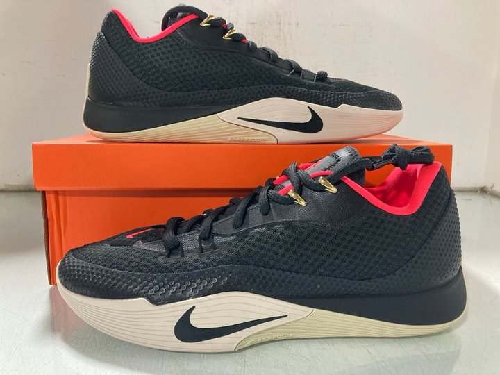 Lot 77  
            Marchington SR13 - Parcel Delivery Only 

                
NIKE S.T. FLARE TRAINERS IN SMOKE GREY/BLACK - UK SIZE: 15 - ORIGINAL RRP £110: L...