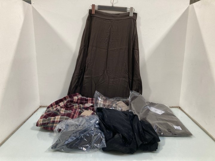 Lot 798  
            Marchington SR13 - Parcel Delivery Only 

                
QTY OF ASSORTED LADIES CLOTHING IN VARIOUS SIZES TO INCLUDE OLIVIA SKIRT IN CHOCO...