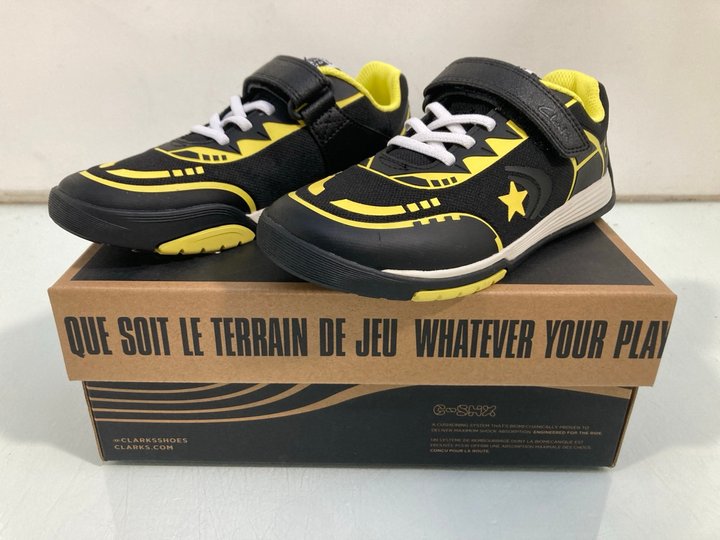 Lot 801  
            Marchington SR13 - Parcel Delivery Only 

                
CLARKS CHILDRENS CICA STAR FLEX TRAINERS IN BLACK COMBI - SIZE UK 1: LOCATION - G12