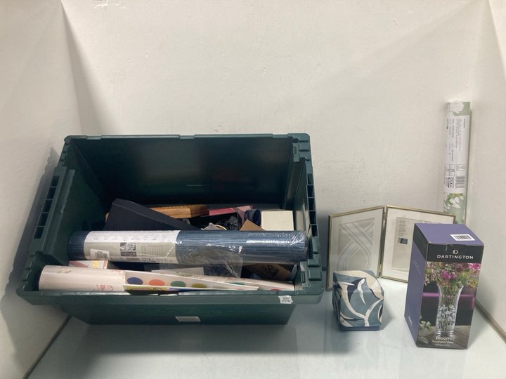 Lot 886  
            Marchington SR13 - Parcel Delivery Only 

                
QTY OF ASSORTED HOUSEHOLD ITEMS TO INCLUDE ROLL OF DESIGNERS GUILD WALLPAPER IN F...