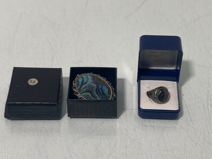 Lot 895  
            Marchington SR13 - Parcel Delivery Only 

                
A VINTAGE PAU'A SHELL BROOCH IN A FILIGREE SILVER COLOURED MOUNT, WITH BOX TO ALS...