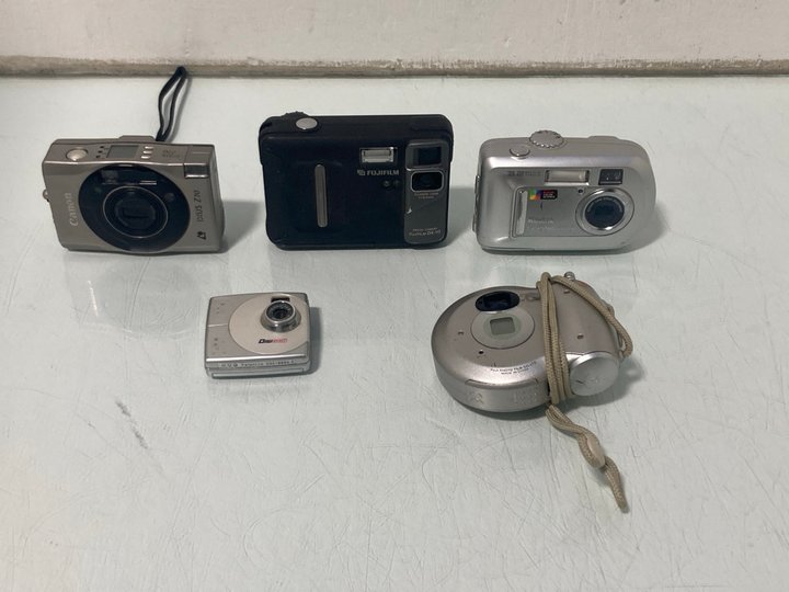 Lot 898  
            Marchington SR13 - Parcel Delivery Only 

                
5 X DIGITAL CAMERAS TO INCLUDE FUJIFILM AND KODAK: LOCATION - G14