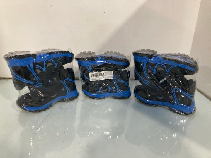 Lot 910  
            Marchington SR13 - Parcel Delivery Only 

                
3 X PAIRS OF CHILDRENS FASHION LACE UP BOOTS IN BLACK/BLUE - SIZE UK 12.5 & 2.5: ...